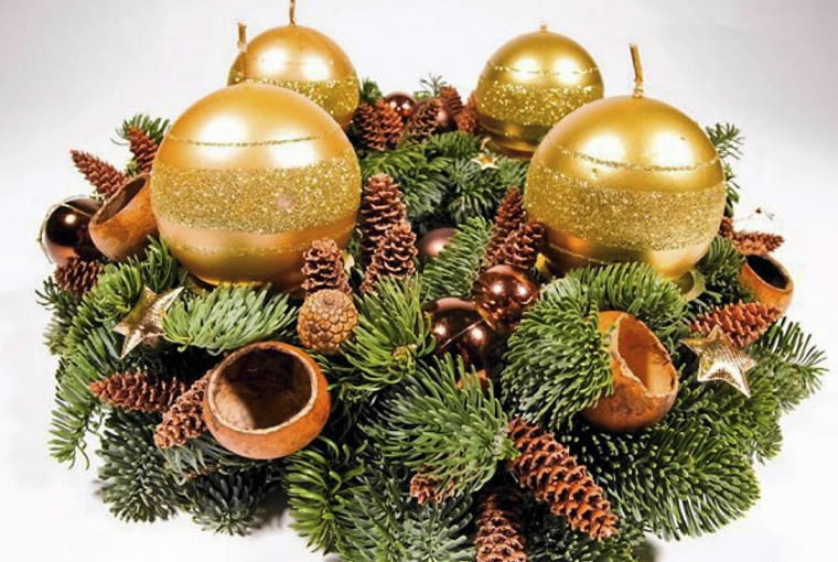 Ozdoby adwentowe. Wieniec z szyszkami, suszonymi elementami owoców egzotycznych (dostępne na giełdzie kwiatowej) i bombkami