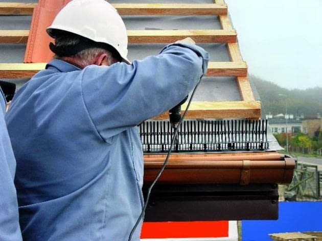 Grzebień okapowy montuj się u dołu połaci Grzebień okapowy montuj się u dołu połaci