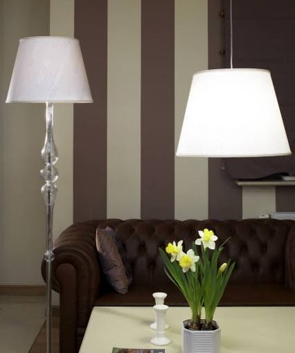 Niepotrzebnego niepokoju nie wprowadzają również oprawy lamp - wszystkie abażury mają identyczny kształt i kolor. Dzięki temu wyglądają jak komplet, co korzystnie wpływa na wrażenie ładu we wnętrzu. POKOJ DZIENNY WNETRZA LAMPA STOJACA I WISZACA