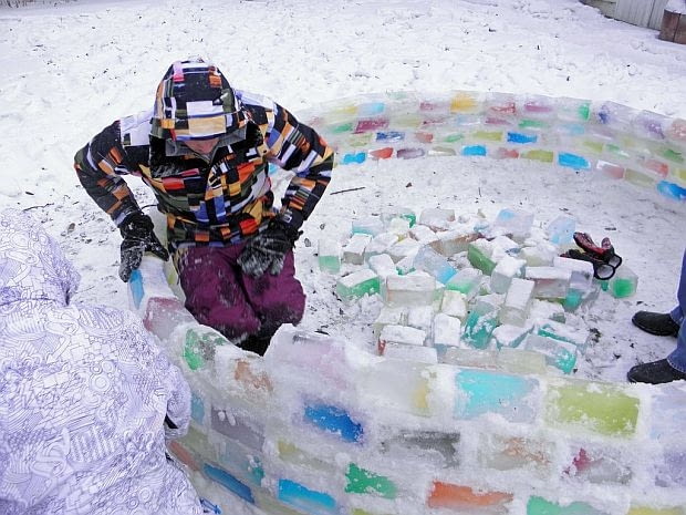 Lodowe cegiełki układamy zawsze z przesunięciem o kilka centymetrów. jak zbudować igloo, igloo, kolorowe igloo, tęczowe igloo