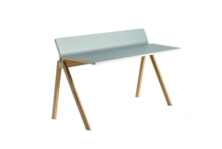 Copenhague. Blat w szarej okleinie zyskał dodatkowe oparcie. Asymetryczne nogi gwarantują stabilność. 4261 zł, hay.dk/designzoo.pl