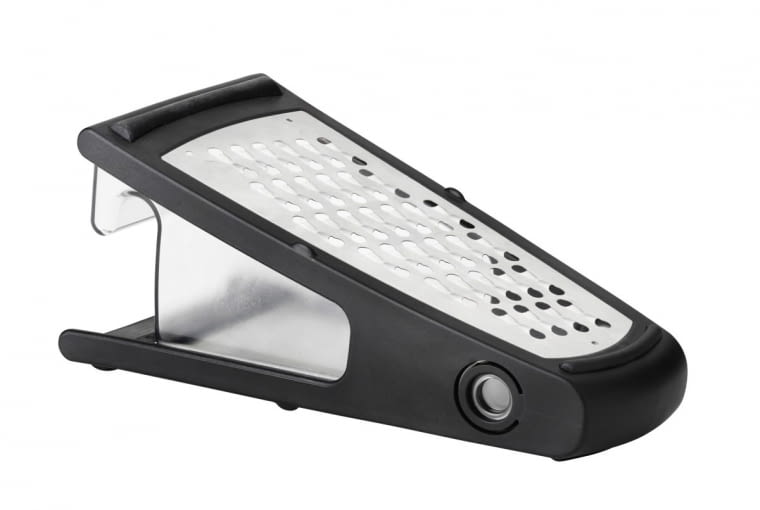 Tarka z pojemnikiem - nic nie sypie się na blat. IKEA 365+ VÄRDEFULL, stal nierdzewna, silikon i tworzywo sztuczne, dł. 24 cm 19,99 zł IKEA.