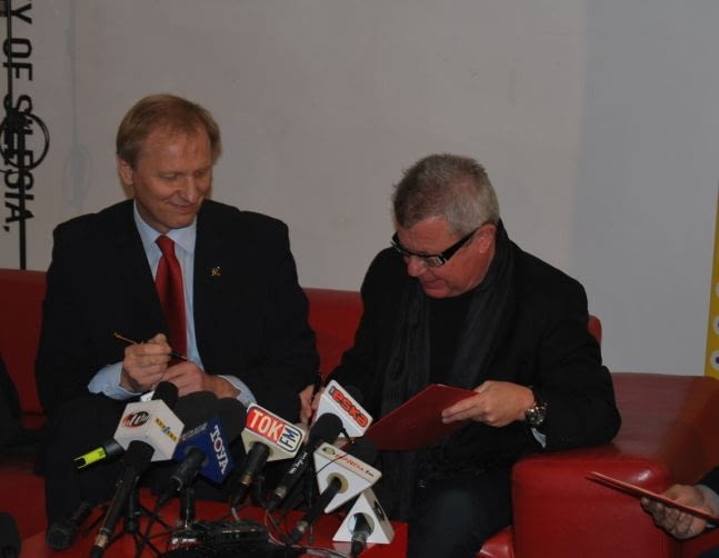 Daniel Libeskind podpisuje list intencyjny podczas konferencji prasowej 22 października, podczas Łódź Design Festival. Jego projekt ma stanowić część Nowego Centrum Łodzi Daniel Libeskind podpisuje list intencyjny podczas konferencji prasowej 22 października, podczas Łódź Design Festival. Jego projekt ma stanowić część Nowego Centrum Łodzi