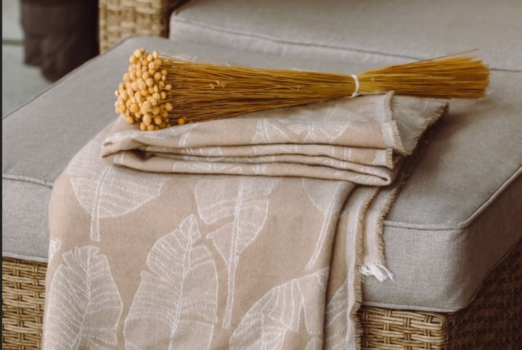 W chłodne jesienne dni przyda się miły w dotyku, ciepły pled.