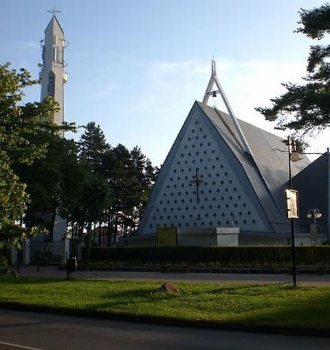 Kościół Wniebowzięcia Najświętszej Maryi Panny we Władysławowie (Aleja Stefana Żeromskiego), foto: wikipedia.org Kościół Wniebowzięcia Najświętszej Maryi Panny we Władysławowie (Aleja Stefana Żeromskiego), foto: wikipedia.org