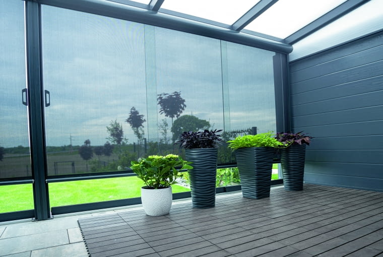 Przeszklony taras z osłonami typu screen to integralna część domu. Warto zadbać o to, by była ona przemyślana i dopasowana do całości