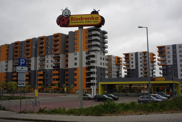 Lub kiedy zmęczy ich ten filozoficzny porządek, pójść i odpocząć, spoglądając na niesamowitą słowiańszczyznę, okraszoną logo portugalskiej firmy. Wystarczy, że przejdą na drugą stronę Wielickiej - na ulicę Polonijną, która urzeka oryginalną kolorystyką oraz jej konsekwentnym doborem 'pod Biedronkę'.