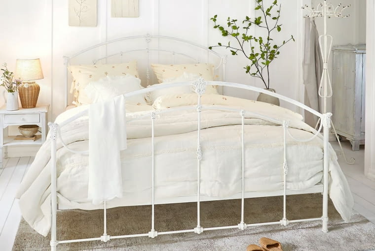 Meble o łagodnych liniach, lekkich zdobieniach i finezyjnych kształtach dodają wnętrzu lekkości i tworzą atmosferę pełną uroku.