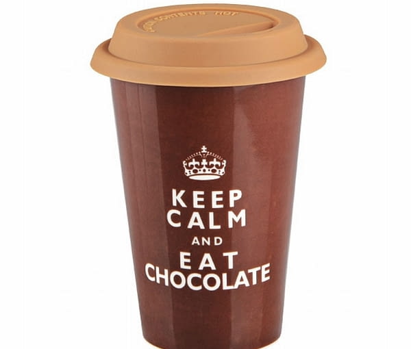 Kolekcja "Czekoladowy Raj" w sklepach Empik - kubek z przykrywką z napisem "Keep calm and eat chocolate": 19,90 zł. Empik, gadżety, nowości, czekoladowy raj, w Empiku
