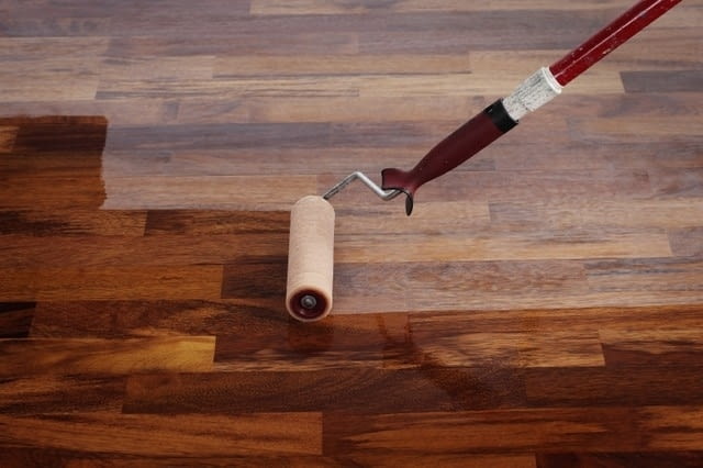 Dopiero na zmatowioną i dokładnie oczyszczoną powierzchnię można nakładać kolejną warstwę lakieru. lakierowanie parkietu