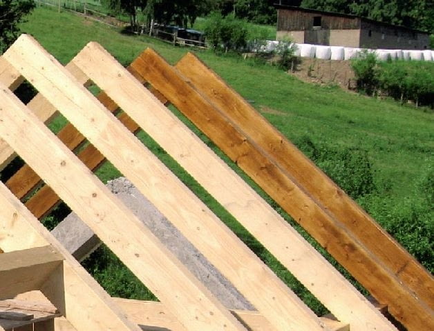 Więźba z drewna suszonego przemysłowo i struganego z czterech stron