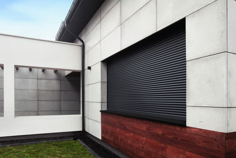 Latem rolety zatrzymują ciepło przed szybą, obniżając temperaturę we wnętrzach i zmniejszając potrzebę używania klimatyzacji