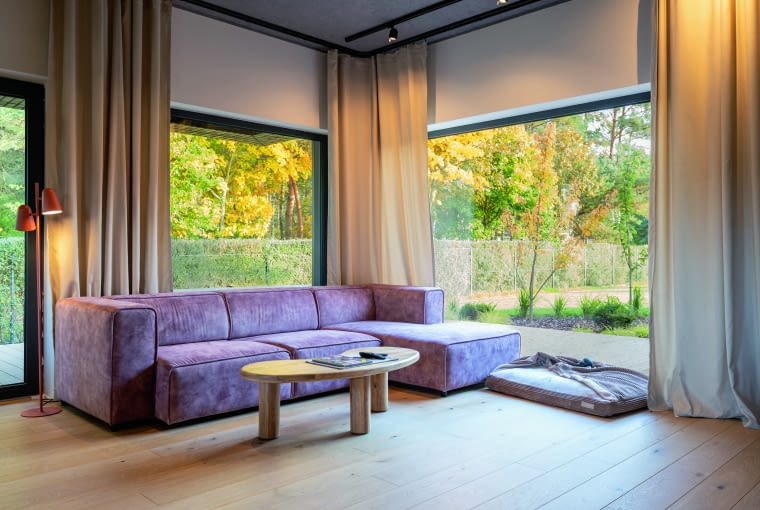 Salon wraz z kuchnią oferuje ok. 60 m2 otwartej przestrzeni, tak zaaranżowanej, by nie została podzielona zbyt skomplikowanym ustawieniem mebli i by bardzo ważny motyw stanowiły w niej „wyświetlane” na żywo obrazy natury za oknem Salon wraz z kuchnią oferuje ok. 60 m2 otwartej przestrzeni, tak zaaranżowanej, by nie została podzielona zbyt skomplikowanym ustawieniem mebli i by bardzo ważny motyw stanowiły w niej „wyświetlane” na żywo obrazy natury za oknem