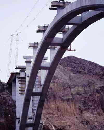 Most Hoover Dam Bypass w USA zostanie ukończony w listopadzie 2010 roku. Odciąży od ruchu samochodowego znajdującą się pół kilometra dalej Zaporę Hoovera konstrukcja, beton, ameryka, usa, most
