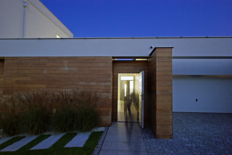 Dom z dziedzińcem w Starachowicach. Proj. MAG Architekci Marcin Grzyb Dom z dziedzińcem w Starachowicach. Proj. MAG Architekci Marcin Grzyb; Włodzimierz Sidorczuk