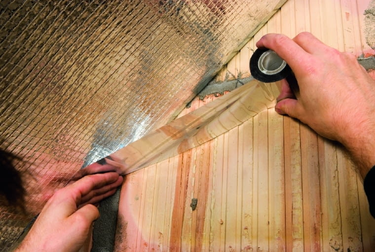 Wykończenie miejsc wokół otworów, miejsca styku folii ze ścianą i połączenia dwóch sąsiednich pasów folii jest równie ważne jak mocowanie pasów paroizolacji