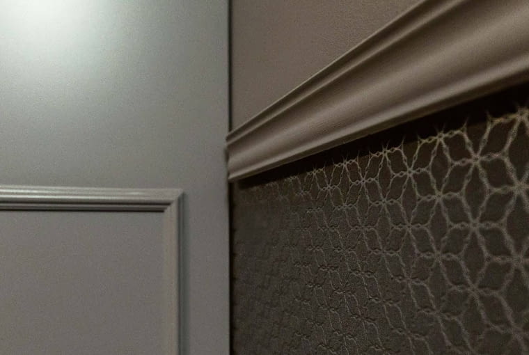 Ścianę naprzeciwko okna zdobi tapeta w geometryczny wzór, nawiązujący do marokańskiego motywu na dywanie. Resztę ściany (nad listwą sztukateryjną) pomalowano matową farbą ceramiczną. Ścianę naprzeciwko okna zdobi tapeta w geometryczny wzór, nawiązujący do marokańskiego motywu na dywanie. Resztę ściany (nad listwą sztukateryjną) pomalowano matową farbą ceramiczną.