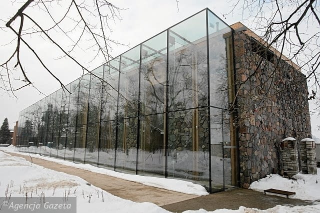 Muzeum F. Chopina w Żelazowej Woli- w szklanej elewacji nowego budynku sali koncertowej odbija się otaczający go partk. Autor projektu - Bolesław Stelmach Muzeum F. Chopina w Żelazowej Woli- w szklanej elewacji nowego budynku sali koncertowej odbija się otaczający go partk. Autor projektu - Bolesław Stelmach