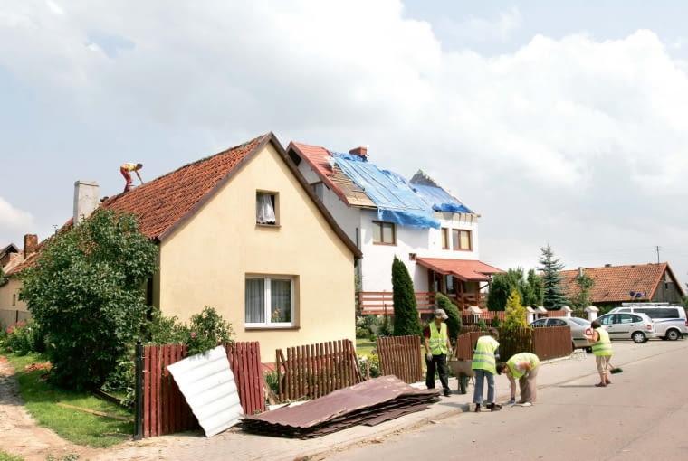 21.07.2011 ROZOGI , WARMINSKO , MAZURSKIE , BUDYNKI USZKODZONE PO PRZEJSCIU NAWALNICY I TRABY POWIETRZNEJ . FOT. TOMASZ WASZCZUK / AGENCJA GAZETA