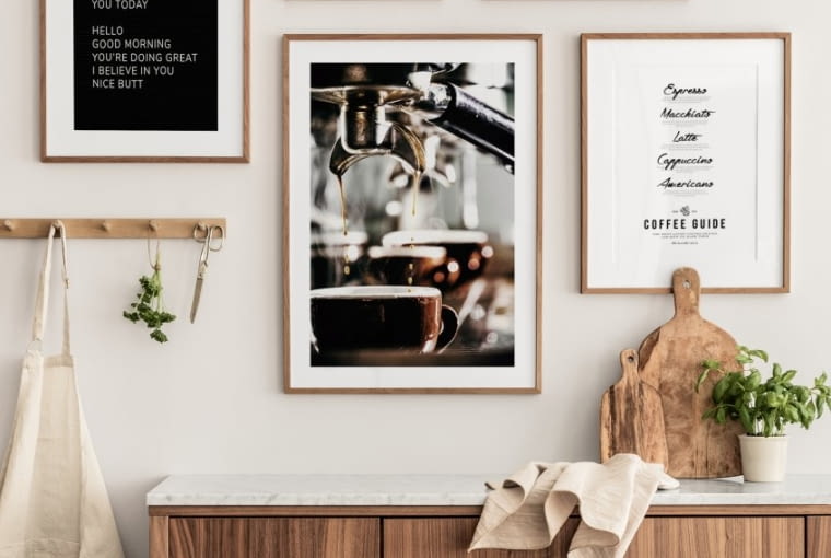 Propozycja układu plakatów na ścianie plakaty