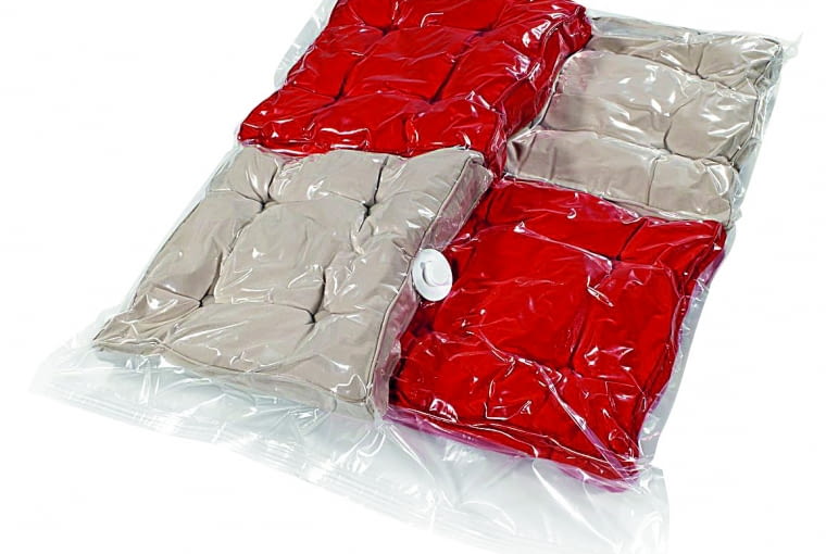 Ukryte przed wzrokiem. Przez najbliższych kilka miesięcy zimowe ubrania nie będą nam potrzebne. Niech znikną na pawlaczu albo w otchłani szafy. Żeby zaoszczędzić miejsce, zamknij je w workach próżniowych, które - jak przekonują producenci - pozwalają zmniejszyć objętość przechowywanych w nich rzeczy nawet do 75 proc.! Powietrze odsysamy z nich za pomocą zwykłego odkurzacza. Butom zrób zdjęcie, włóż do tekturowych pudeł, a na każdym naklej wydrukowaną fotografię - będzie wiadomo, co gdzie się znajduje.