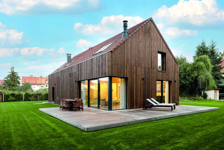 Elewacje domów tego typu mogą być także wykonane w formie   pionowego deskowania  z użyciem zabezpieczonych desek z drewna  naturalnego albo ich imitacji. Niezależnie od rodzaju, charakteryzują się  one trwałością oraz odpornością na zmienne warunki atmosferyczne