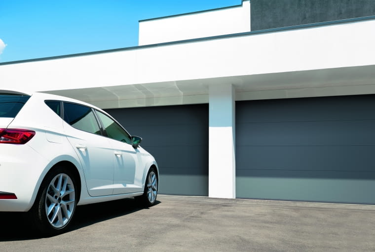 Garaż na dwa auta z dwiema bramami z łatwością da się otworzyć ręcznie w razie awarii napędu, ponieważ pojedyncze urządzenia są lżejsze niż podwójne