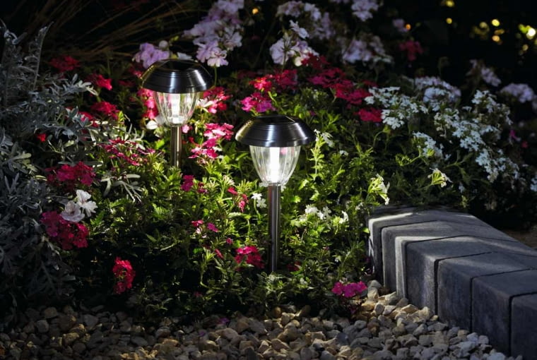 Lampę solarną można łatwo umieścić w donicy lub skrzynce z roślinami, bez obawy o ich uszkodzenie, Kitimat