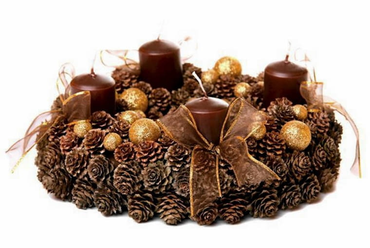 Ozdoby adwentowe. Wieniec w tonacji brązowo złotej z szyszek i orzechów oraz szyfonowych kokardek