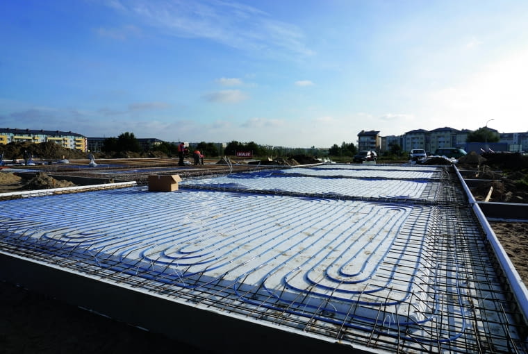 Ciepła płyta fundamentowa to nowoczesny typ fundamentu łączący funkcję konstrukcyjną z doskonałą izolacją termiczną (zwykle z XPS) i opcjonalnym systemem grzewczym (wodnym lub powietrznym) Ciepła płyta fundamentowa to nowoczesny typ fundamentu łączący funkcję konstrukcyjną z doskonałą izolacją termiczną (zwykle z XPS) i opcjonalnym systemem grzewczym (wodnym lub powietrznym)