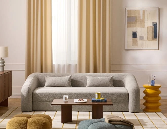 W wiosennym salonie postaw na światło i jasne, lekkie barwy. Nie bój sie wyrazistych akcentów w zdecydowanych kolorach – jak żółty stolik pomocniczy Illy, 989,90 zł, westwing.pl