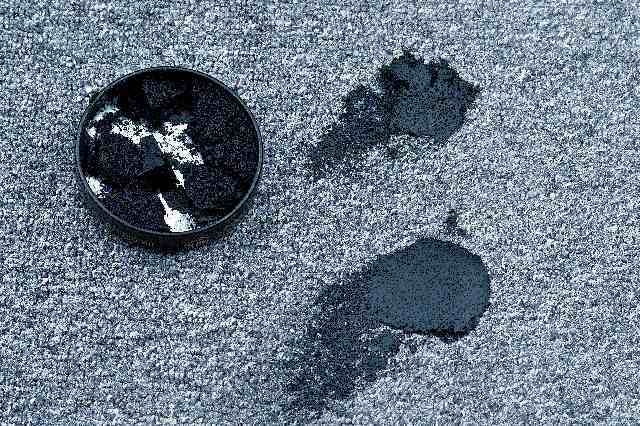 Czyszczenie wykładziny. Zabrudzenia wywabia się rozpuszczalnikiem albo 30% roztworem spirytusu Czyszczenie wykładziny