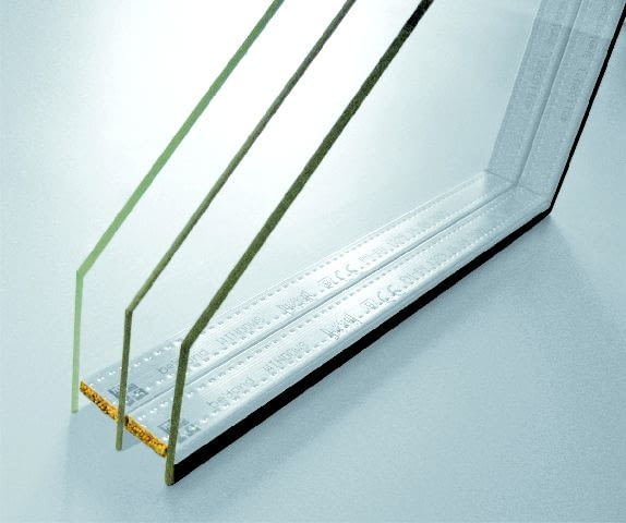 Zamontowanie szyby o lepszych parametrach cieplnych jest możliwe tylko w oknach z okuciami przystosowanymi do ich ciężaru Zamontowanie szyby o lepszych parametrach cieplnych jest możliwe tylko w oknach z okuciami przystosowanymi do ich ciężaru