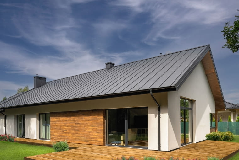 Długotrwałe funkcjonowanie dachu jest związane nie tylko z wysoką jakością pokrycia dachowego oraz profesjonalizmem ekipy dekarskiej, ale także z prawidłowo dobranymi i zamontowanymi materiałami, które chronią okap przed deszczem i wiatrem. Tę funkcję pełnią obróbki blacharskie, stanowiące ochronę krawędzi dachu i jego estetyczne wykończenie