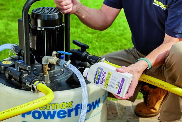 Aby usunąć zanieczyszczenia znajdujące się w eksploatowanej od wielu lat instalacji stosuje się specjalną pompę do wymuszonego obiegu wody oraz odpowiednie środki czyszczące Aby usunąć zanieczyszczenia znajdujące się w eksploatowanej od wielu lat instalacji stosuje się specjalną pompę do wymuszonego obiegu wody oraz odpowiednie środki czyszczące