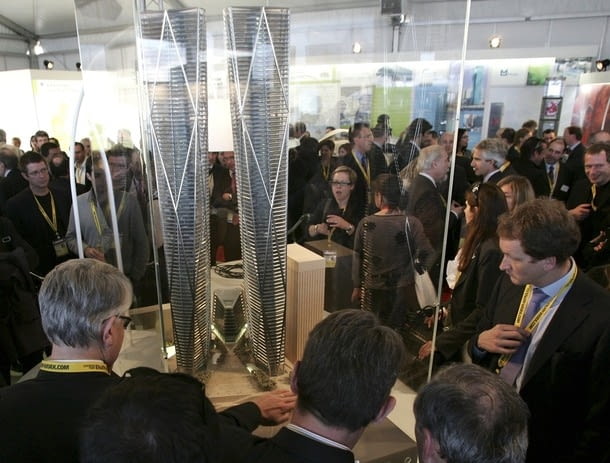 Model wieżowców Hermitage Plaza wystawiony na targach MIPIM w Cannes wieżowce, paryż, norman foster, wieżowiec, francja, la defense, Hermitage Plaza