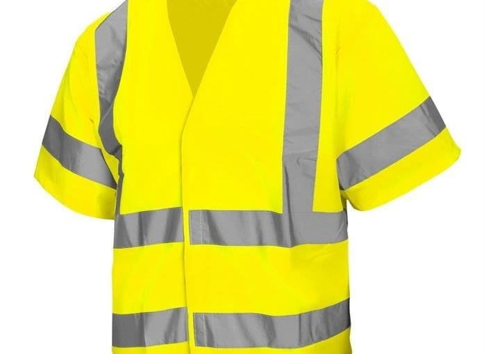 Kamizelka odblaskowa klasy 2, która dzięki licznym odblaskom zapewni dobrą widoczność w ciemnych miejscach. Zapięcie na rzep z przodu i podszewka siatkowa w rękawach. Materiał: 100% poliester. Klasa ostrzegania: 2. Rozmiar: L. Cena 24,99 zł, dostępna w sklepach JULA