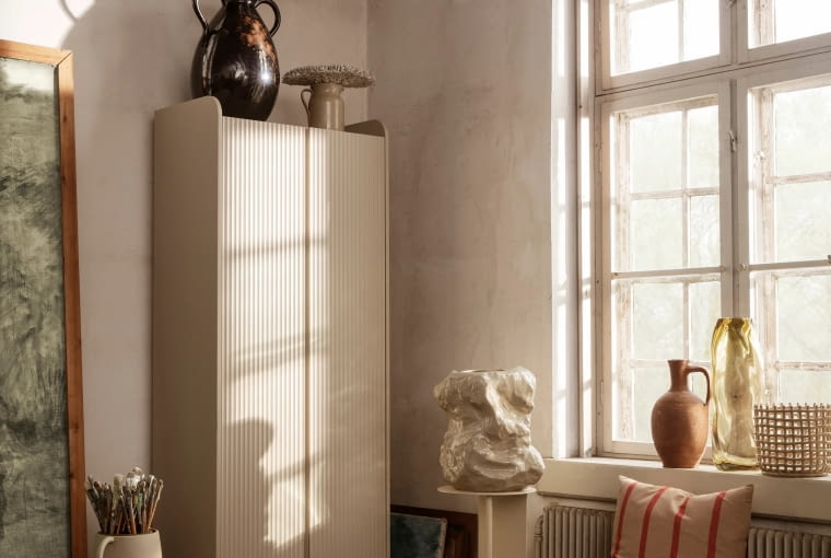 Wazon podłogowy Verso (Ferm Living), wykonany z kamionki i pokryty ręcznie nakładaną, reaktywną glazurą o wysokim połysku, wys. 49.4 cm, 927 zł. Wazon podłogowy Verso (Ferm Living), wykonany z kamionki i pokryty ręcznie nakładaną, reaktywną glazurą o wysokim połysku, wys. 49.4 cm, 927 zł.