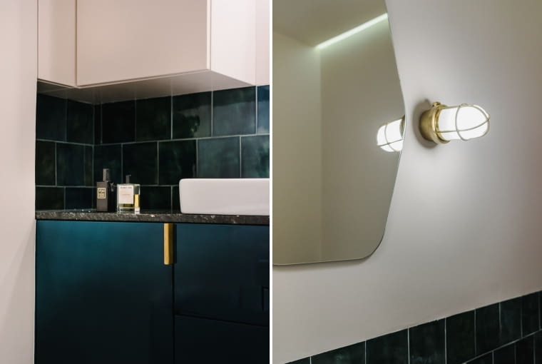 Ręcznie formowane płytki zamówione w Wielkiej Brytanii w połączeniu z gładką taflą frontów mebli tworzy ciekawe wizualnie zestawienie. Cr?me de la cr?me czyli złote detale, jak uchwyty do szafek i kinkiet, zwieńczają i dekorują łazienkową scenerię.