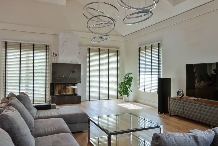 Do produkcji żaluzji drewnianych wybiera się różne gatunki drewna, np. dębowe, cedrowe, lipowe. Przed przetworzeniem drewno jest dokładnie suszone i poddawane obróbce cieplnej