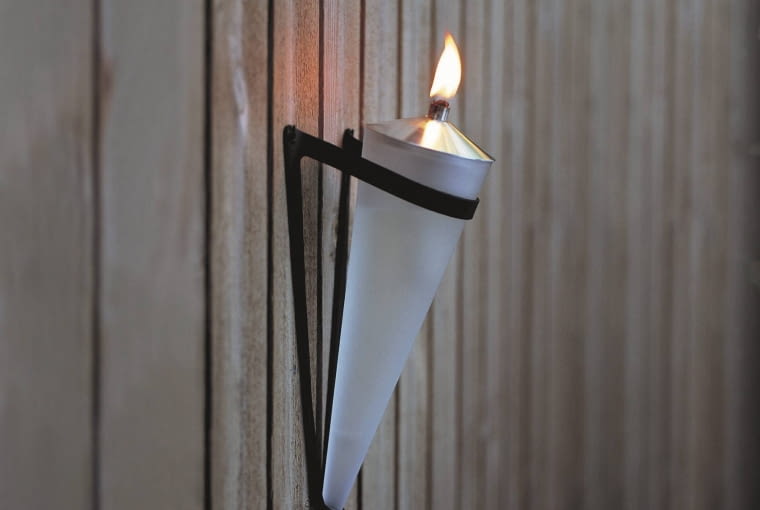 Ścienna lampka oliwna zmieści się na najmniejszym balkonie.