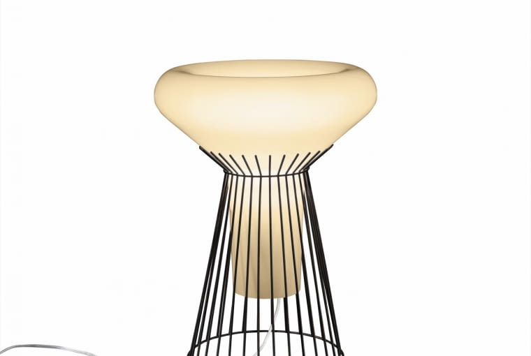 ażurowa podstawa Lampa Metafisica to klosz z dmuchanego szkła, które delikatnie rozprasza światło. Osadzony na podstawie w formie drucianego kosza. 3339 zł, Diesel dla Foscarini/Akademia Architektury