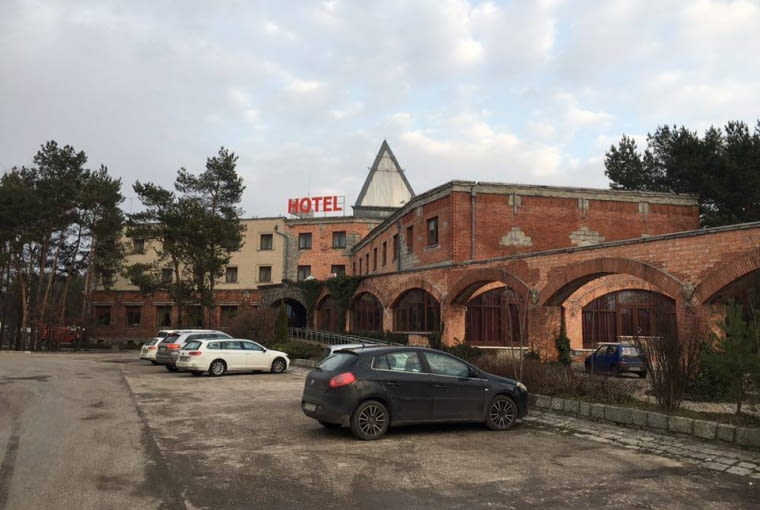 Po długiej podróży warto zatrzymać się w hotelu budzącym zaufanie... gdzieś po trasie