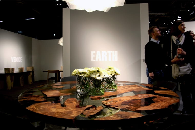 Stół Earth marki Riva 1920. Niezwykły stół z drewnem liczącym 50 tys. lat