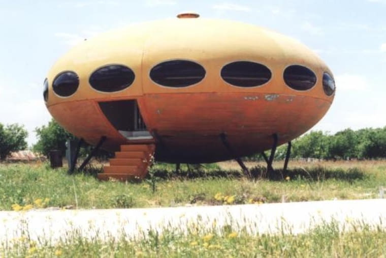 Futuro House - prefabrykowany domek letniskowy o formie latającego spodka zaprojektowany w 2 poł. lat 60. przez fińskiego architekta Mattiego Suuronena Futuro House - prefabrykowany domek letniskowy o formie latającego spodka zaprojektowany w 2 poł. lat 60. przez fińskiego architekta Mattiego Suuronena