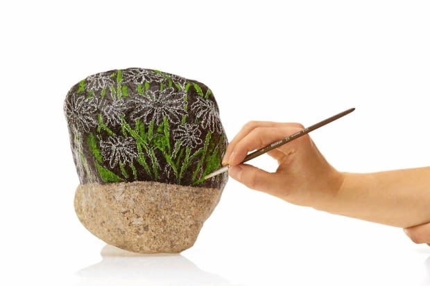 KAMIEN MALOWANIE ETAP III WZORNICTWO MALOWANE KAMIENIE POMYSLY DEKORACJA OZDOBA WYKONANIE ARTYSTA PLASTYK IWONA MISKIEWICZFOT. PAWEL SLOMCZYNSKI / AGENCJA GAZETAPUBLIKACJA KWIETNIK NR 8 (104) - 8.2003