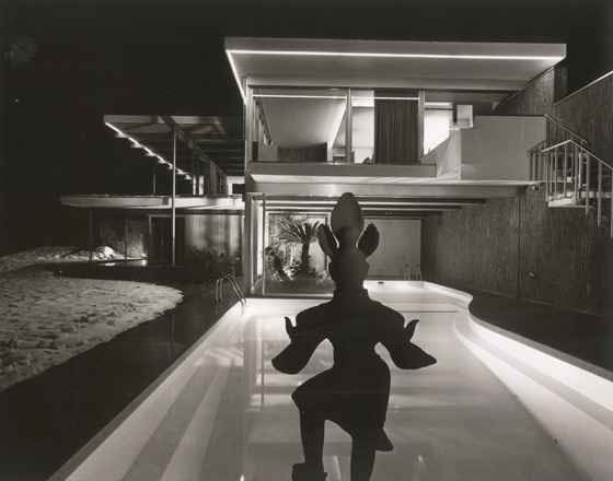 Bucerius House, 1966 Wysoko położona w Alpach willa w Brione znajduje się powyżej jeziora Maggiore, dostarcza zapierających dech w piersiach widoków, które Neutra wykorzystał do maksimum. Rozległy Bucerius House kosztował fortunę, stanowi jeden z najlepszych europejskich projektów architekta. Najbardziej dopracowany, wyszukany i elegancki, stanowiący kamień milowy w jego późnej twórczości. Dom powstał dla wydawcy dziennika 'Der Zeit' - Gerda Buceriusa. Szczęśliwie obecny właściciel willi poddaje budynek kompleksowej renowacji. richard neutra, niemcy, modernizm, szwajcaria, wystawa, dom jednorodzinny