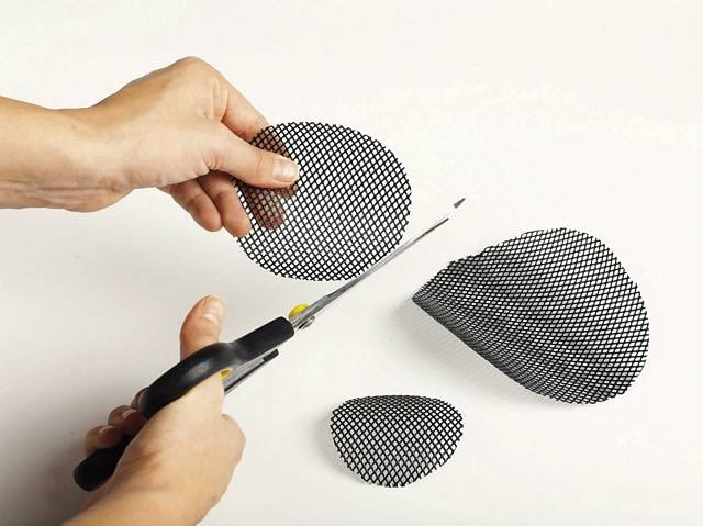 1. Z siatki - metalowej lub z tworzywa sztucznego - wycinamy coraz mniejsze koła lub owale. Style: "naj"