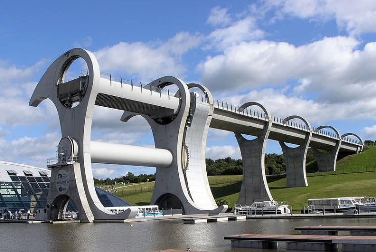 Falkirk Wheel - czyli jedyna taka na świecie winda dla barek rzecznych w Szkocji. Łączy kanały Union z Forth and Clyde, pomiędzy którymi jest 24 metry różnicy wysokości konstrukcja, szkocja, wielka brytania, beton