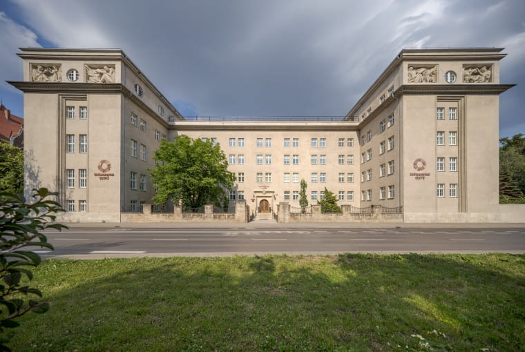 Dawne Semnarium Śląskie - zrewaloryzowana siedziba krakowskiej Filii im. ks. Józefa Tischnera Uniwersytetu SWPS Dawne Semnarium Śląskie - zrewaloryzowana siedziba krakowskiej Filii im. ks. Józefa Tischnera Uniwersytetu SWPS